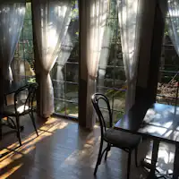 เพลิดเพลินกับอาหารเช้าในห้องรับประทานอาหารที่แสงแดดยามเช้าส่องถึง