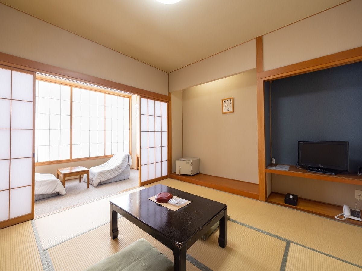 ห้องสไตล์ญี่ปุ่นที่สว่างสดใสพร้อมวิวธรรมชาติ