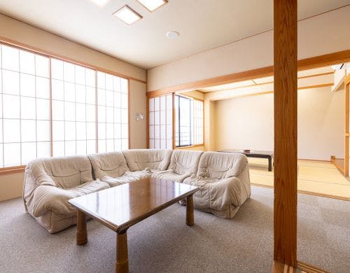 畳のお部屋+ソファで寛げる洋室の2間続き