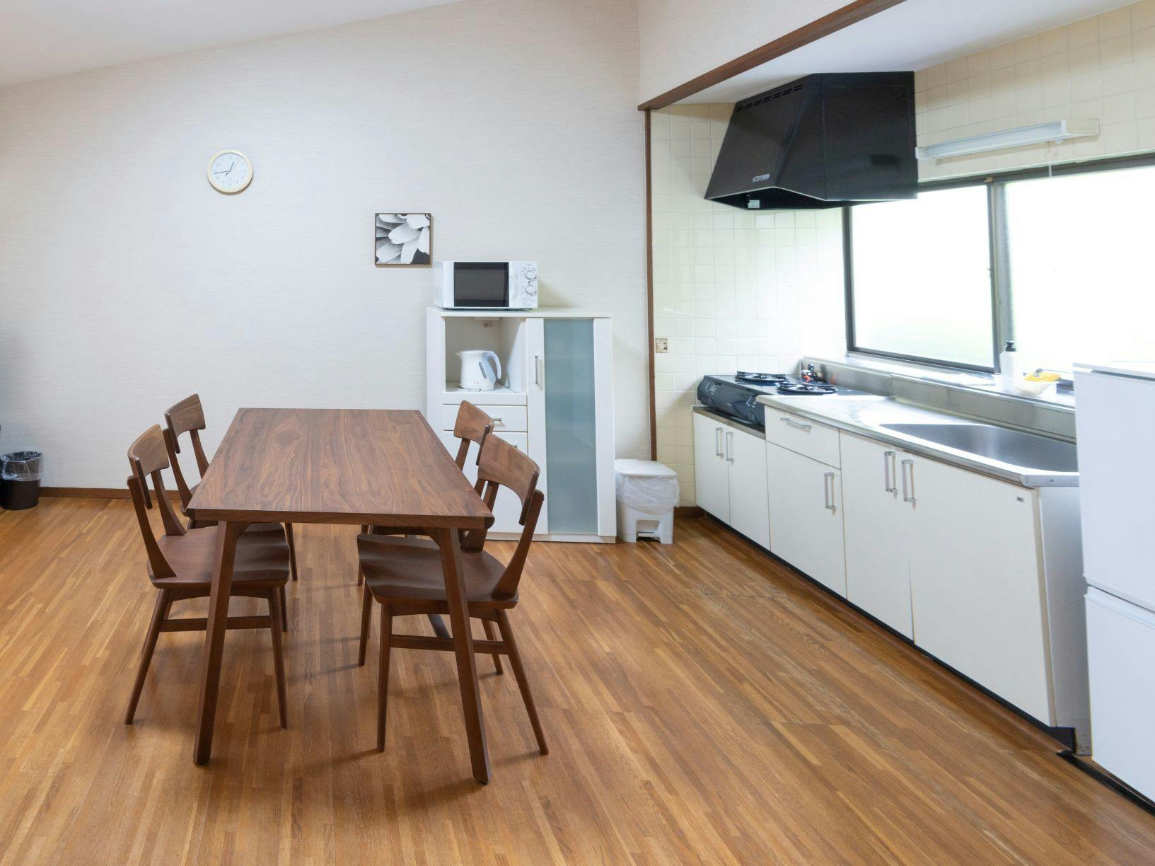 ห้องสไตล์ญี่ปุ่นขนาด 10 เสื่อทาทามิ พร้อมครัว รองรับได้สูงสุด 5 ท่าน