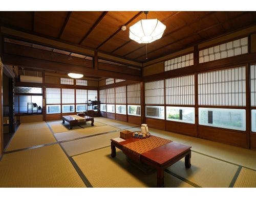 一階、床の間八人部屋