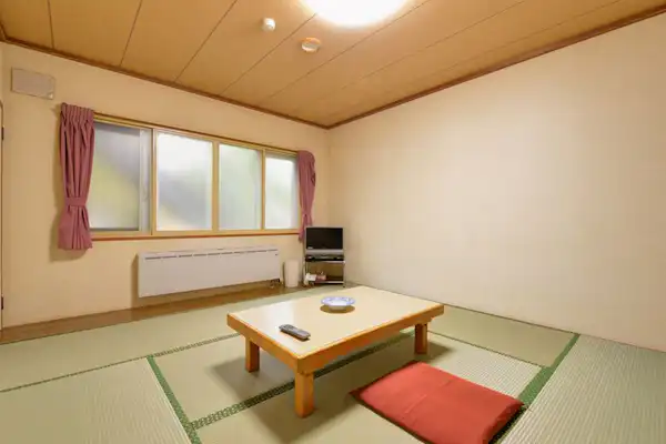 ห้องพักสไตล์ญี่ปุ่น 8 เสื่อ พร้อมห้องน้ำและเครื่องปรับอากาศ