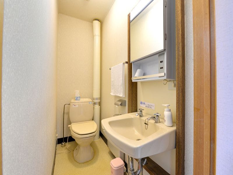 ห้องพักสไตล์ญี่ปุ่น 8 เสื่อ พร้อมห้องน้ำและเครื่องปรับอากาศ