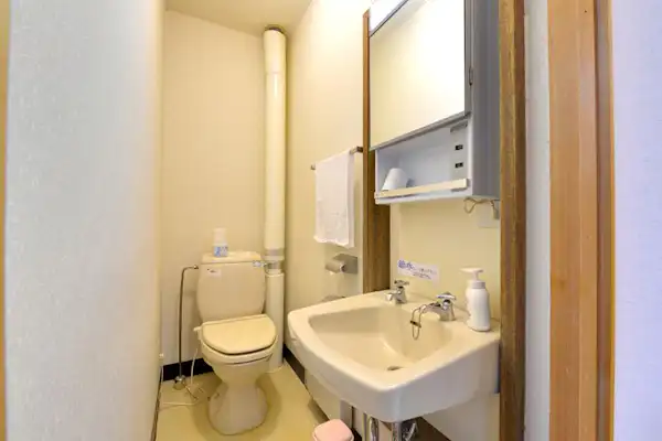 ห้องพักสไตล์ญี่ปุ่น 8 เสื่อ พร้อมห้องน้ำและเครื่องปรับอากาศ