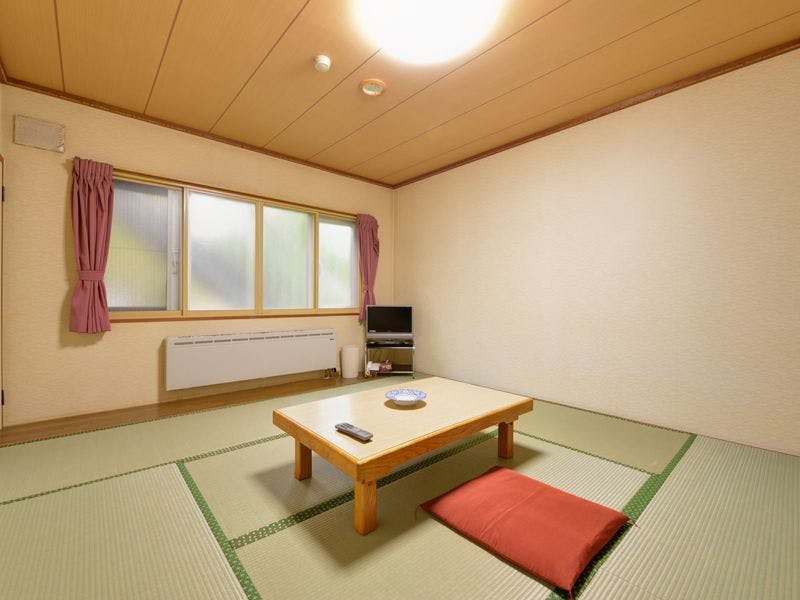 ห้องพักสไตล์ญี่ปุ่น 8 เสื่อ พร้อมห้องน้ำและเครื่องปรับอากาศ