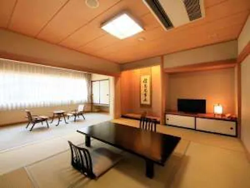 ห้องพักสไตล์ญี่ปุ่นกว้างขวางเพื่อความผ่อนคลายของคุณ