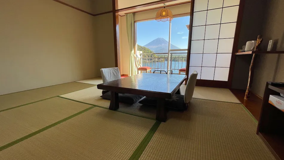 精進レークホテル