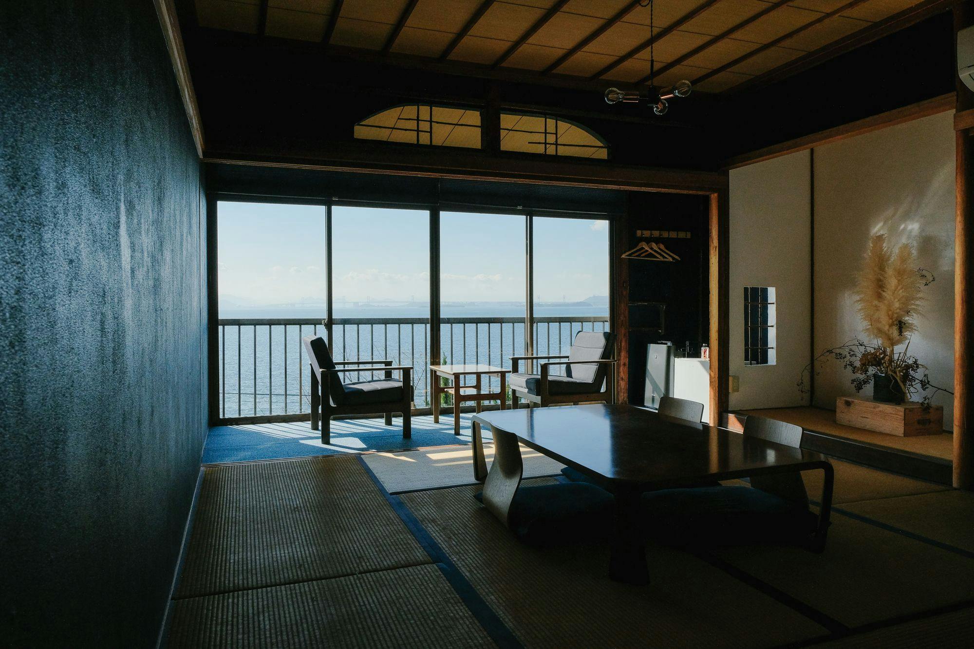 Kamar bergaya Jepang denim "Hanada" dengan pemandangan Laut Seto.