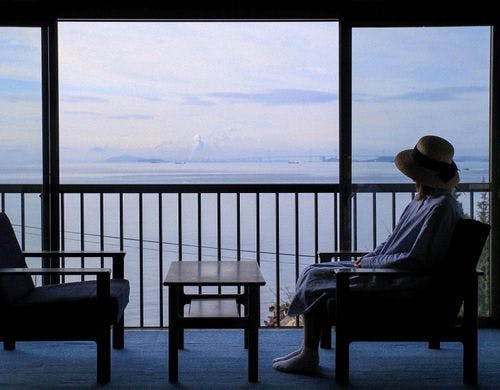 デニムソファに腰かけて、海を眺める時間。