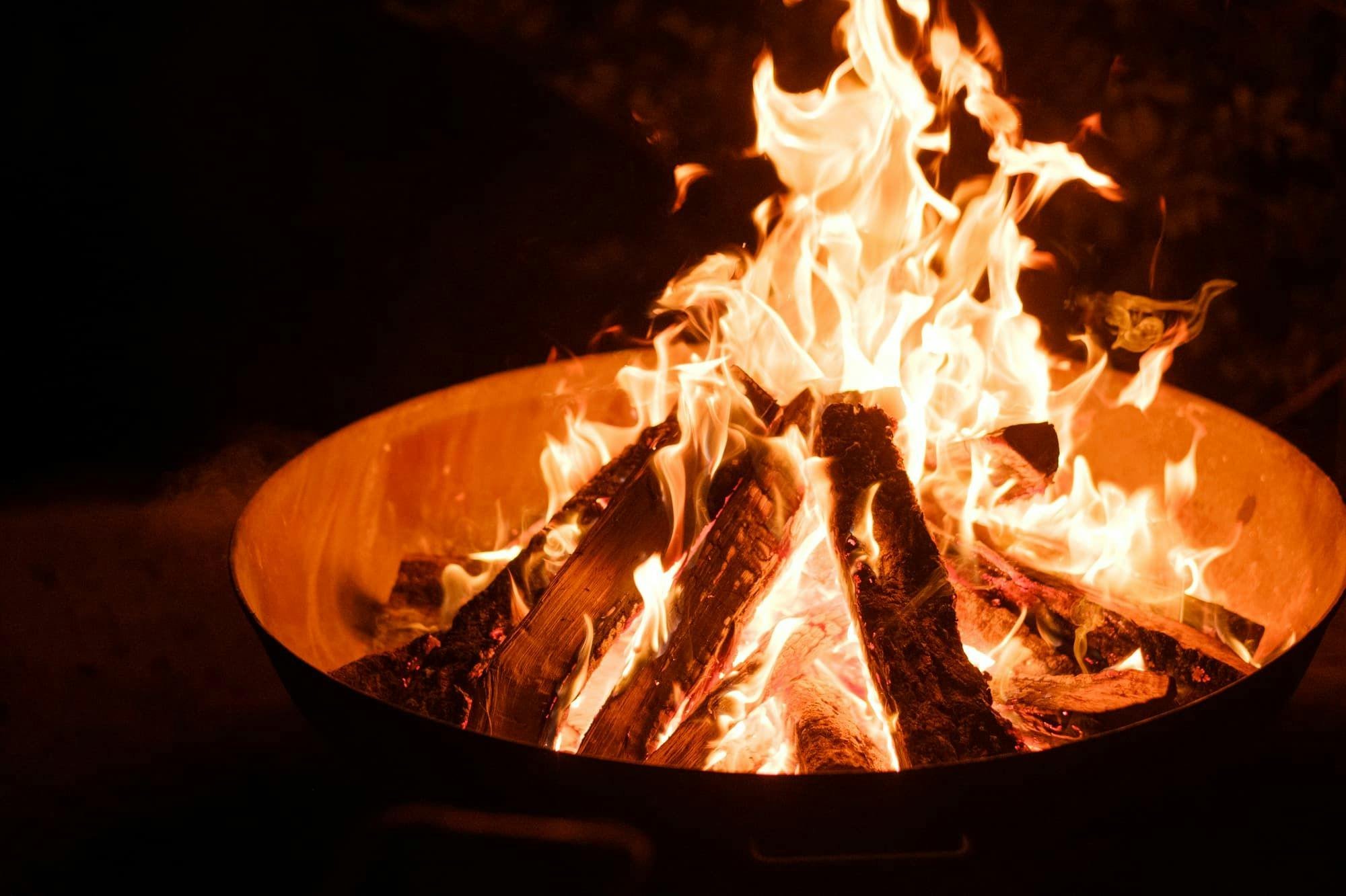 Menikmati api yang berkobar dengan santai.