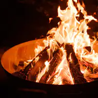 Menikmati api yang berkobar dengan santai.