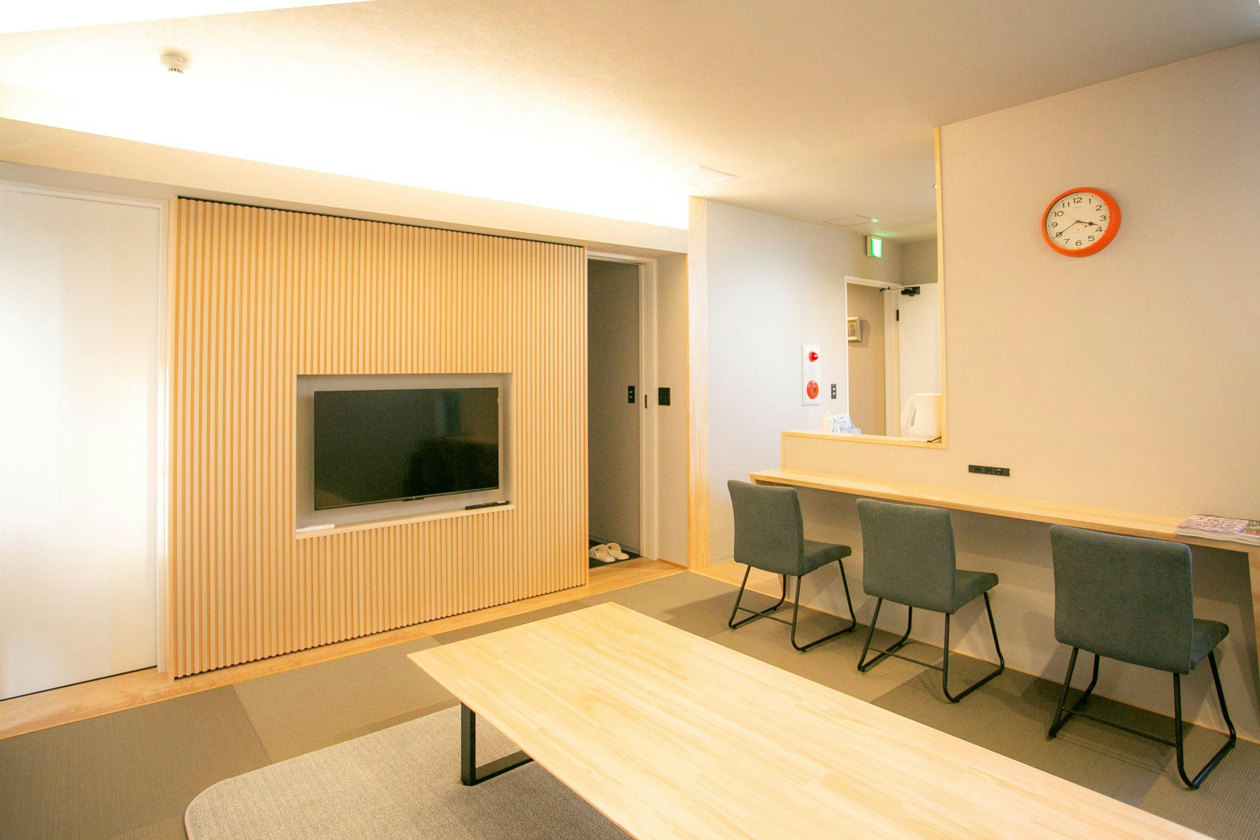 Ruang tamu dilengkapi dengan meja besar.