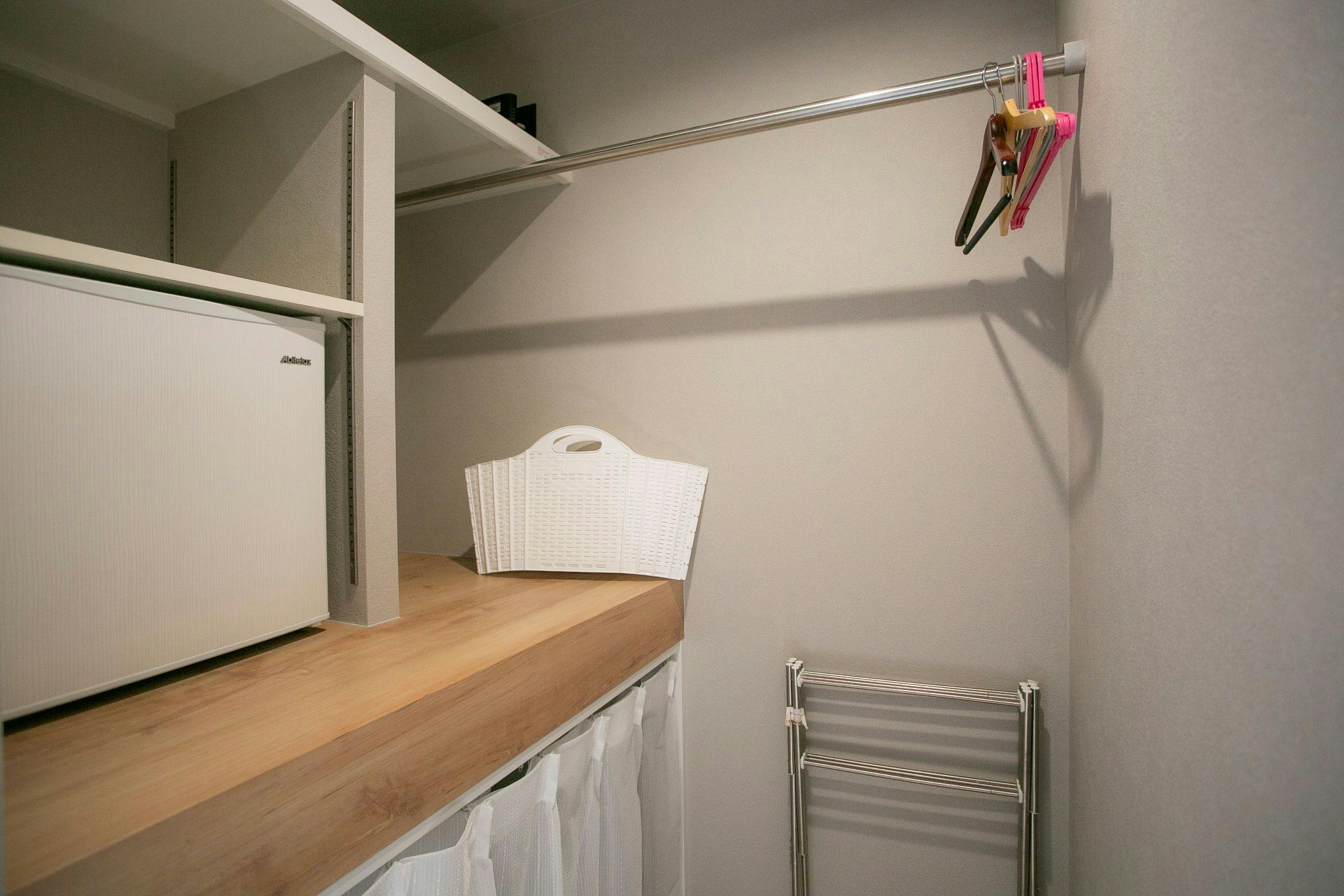 Bilik tidur juga dilengkapi ruang simpanan.