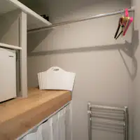 Bilik tidur juga dilengkapi ruang simpanan.