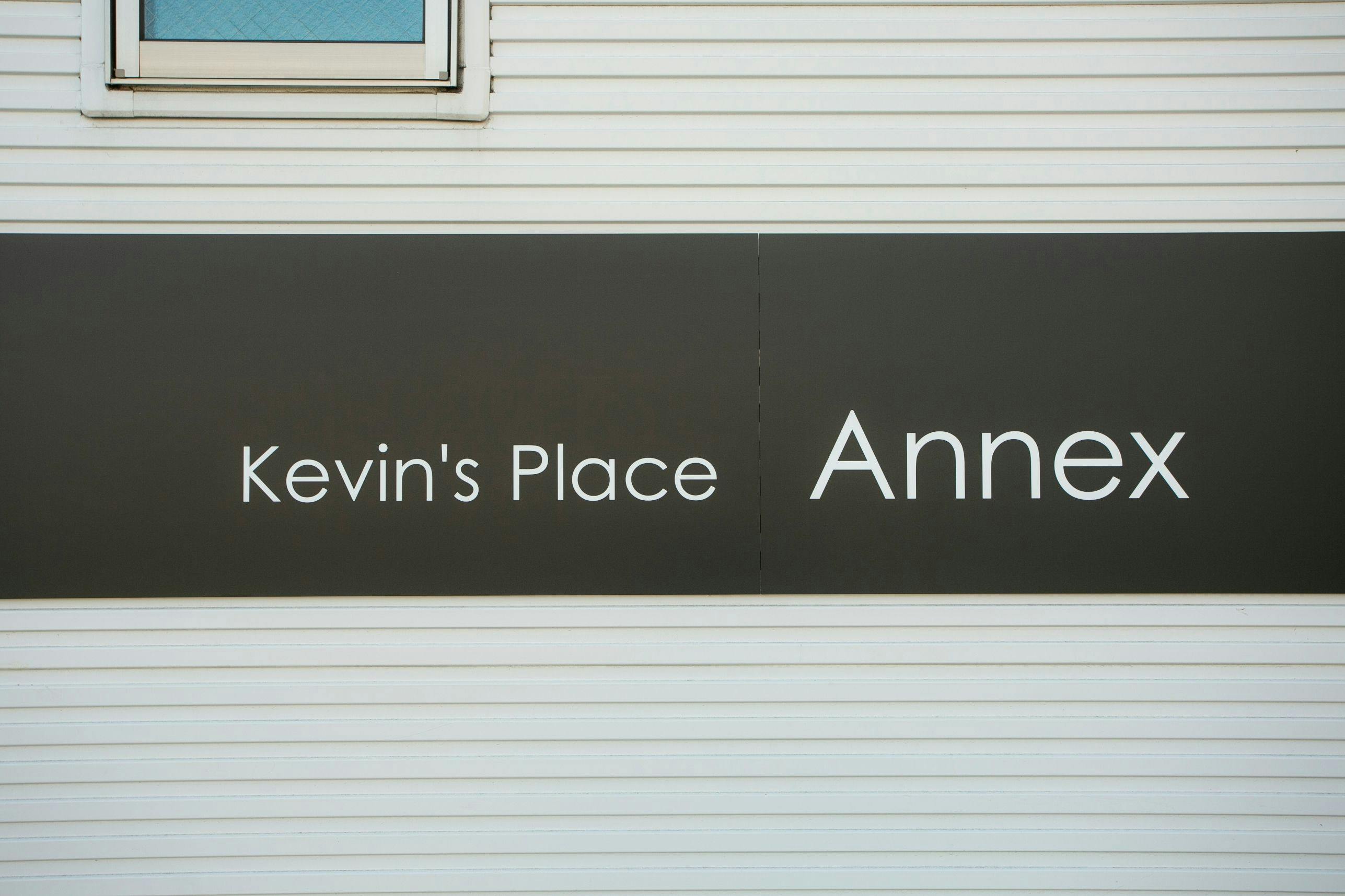 Papan tanda besar menjadi penanda.