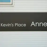 Papan tanda besar menjadi penanda.