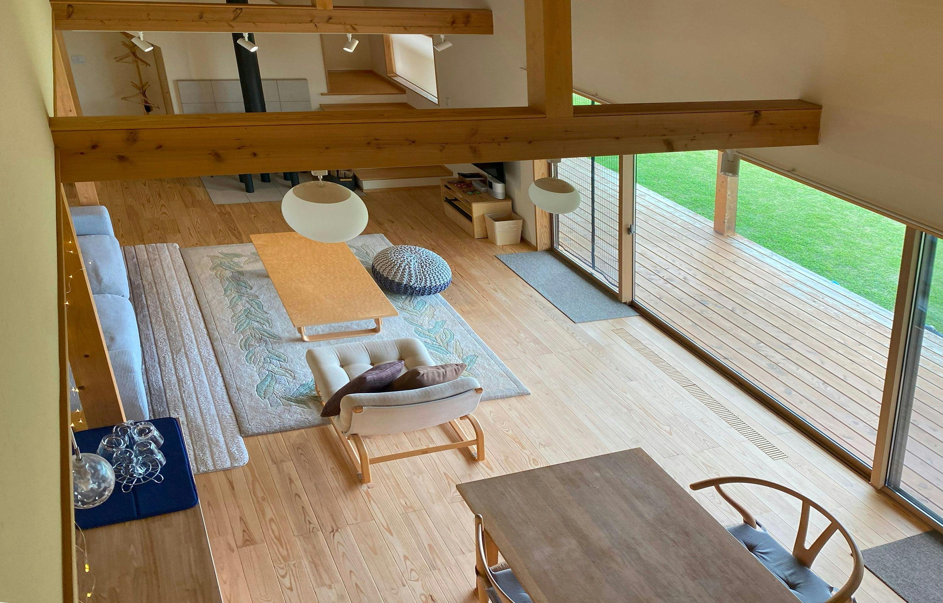 Ruang tamu dengan langit-langit tinggi