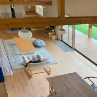 Ruang tamu dengan langit-langit tinggi