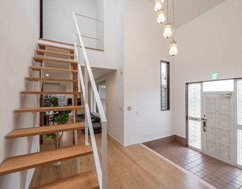 広くて明るい玄関で皆様をお出迎え