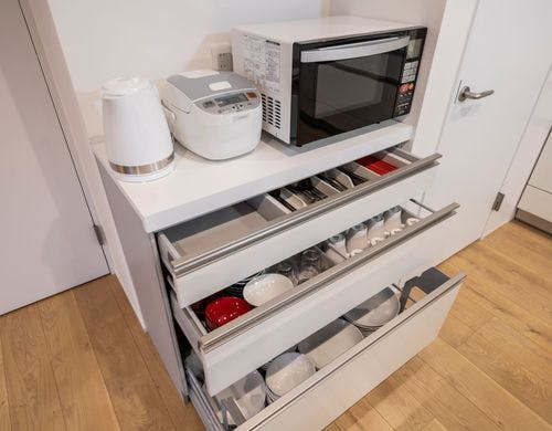 キッチンの電化製品と食器類