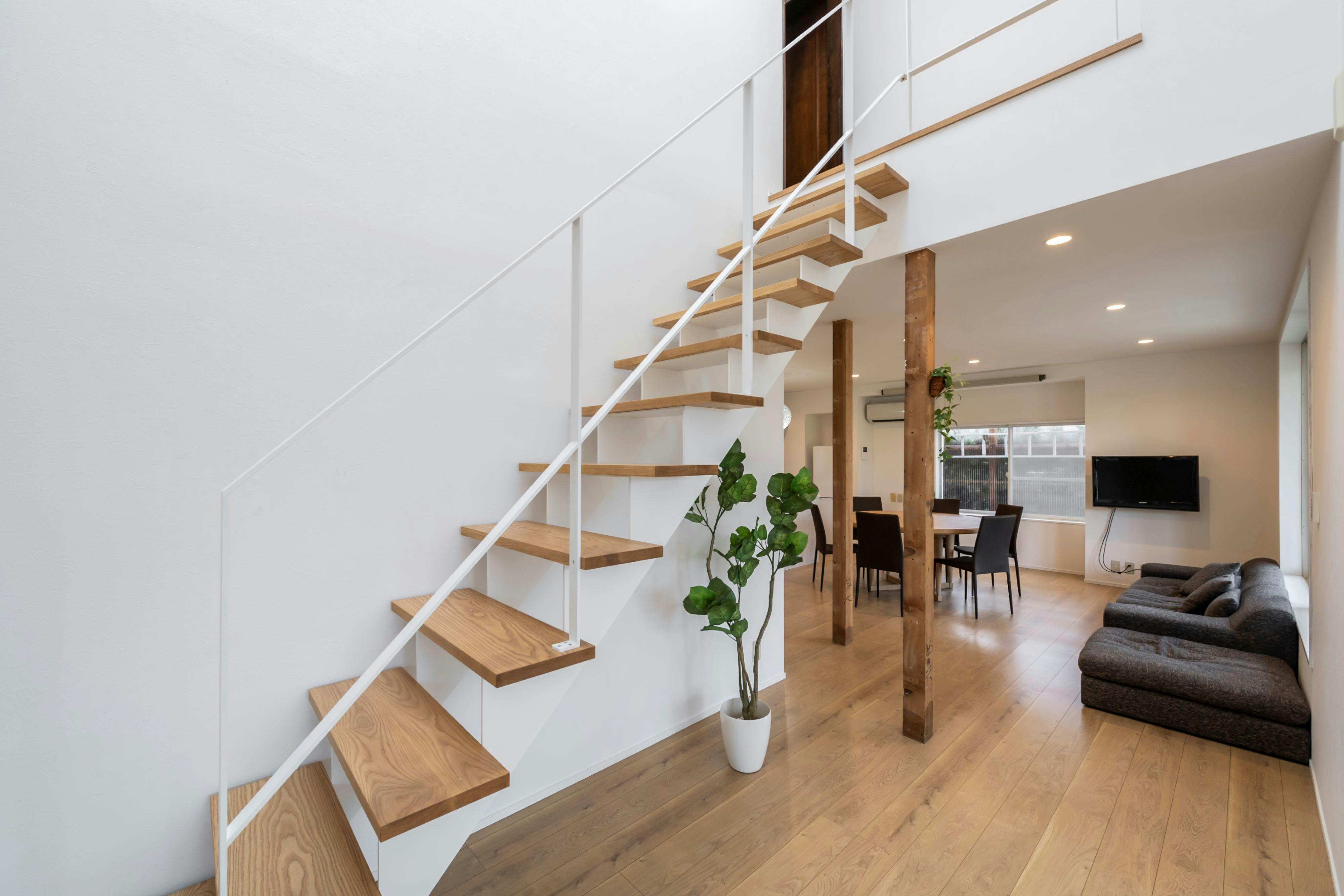 ทางเข้าถึงห้องนั่งเล่นที่โปร่งโล่ง