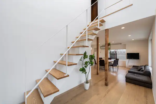 ทางเข้าถึงห้องนั่งเล่นที่โปร่งโล่ง