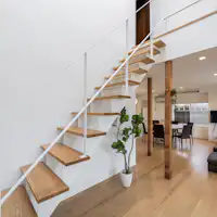 ทางเข้าถึงห้องนั่งเล่นที่โปร่งโล่ง