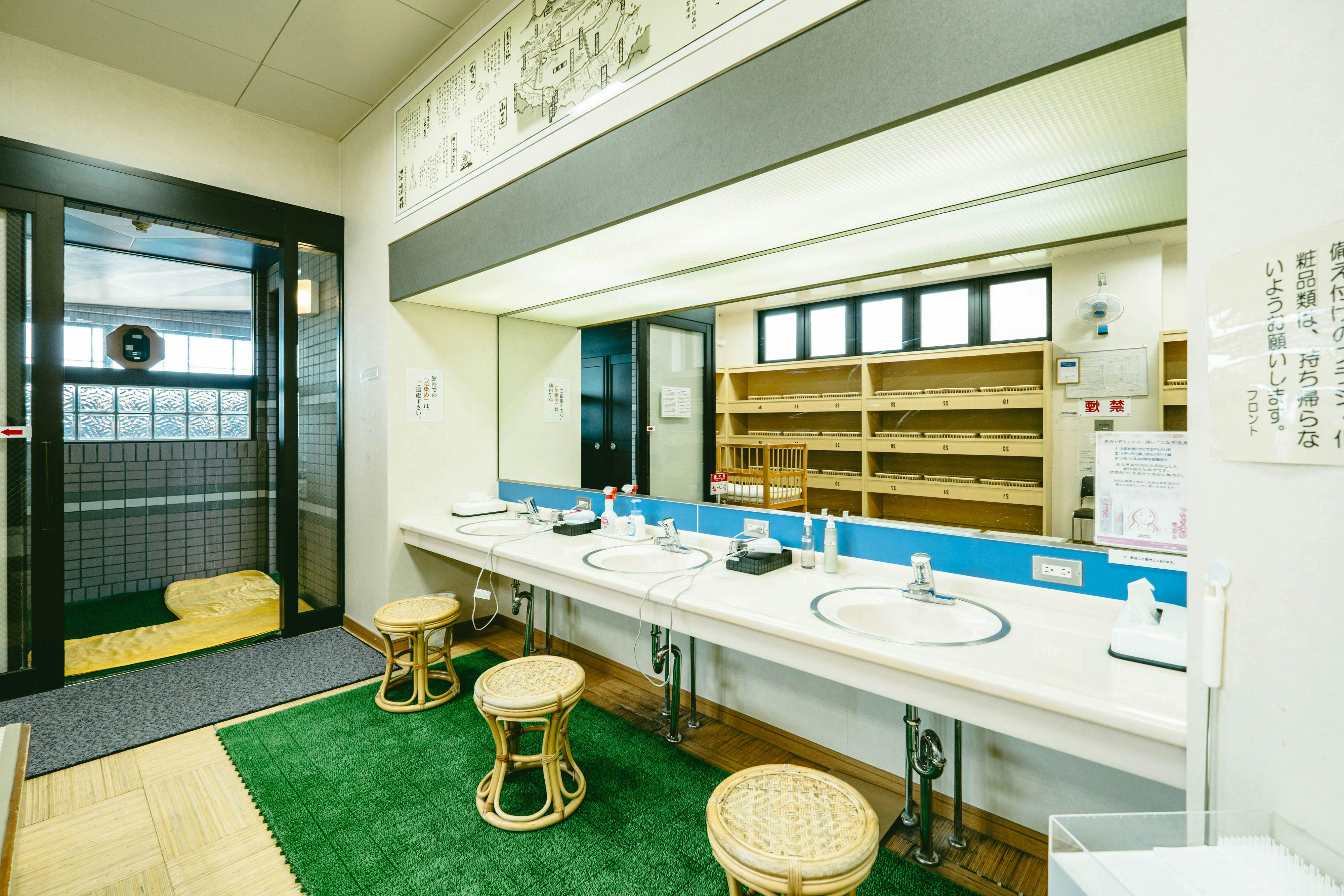 ห้องเปลี่ยนเสื้อผ้าที่กว้างขวางและสะอาด