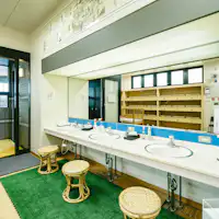 ห้องเปลี่ยนเสื้อผ้าที่กว้างขวางและสะอาด