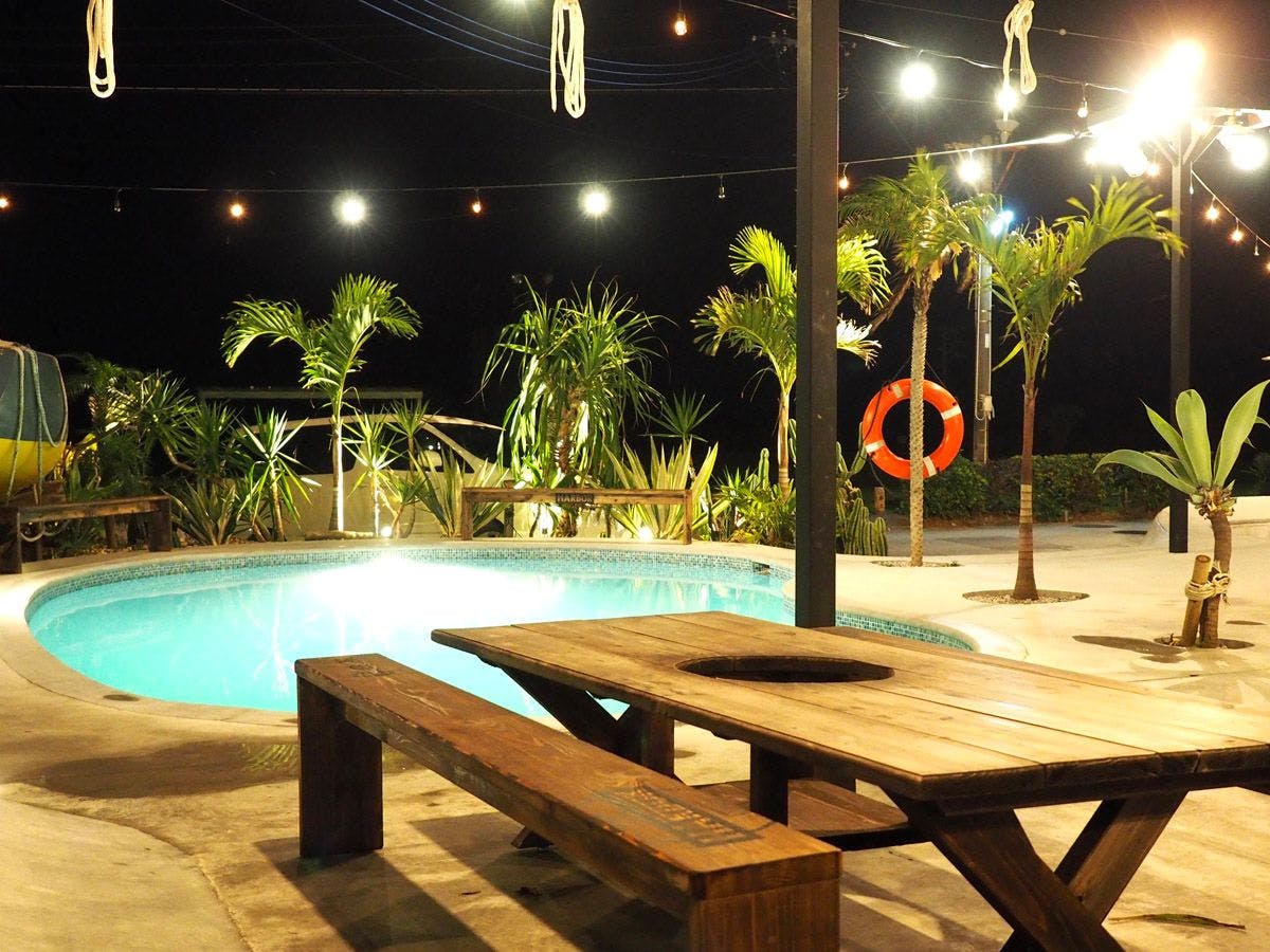 Teras luas dengan pemandangan laut.