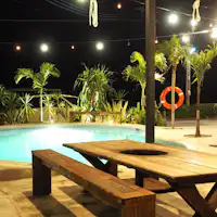 Teras luas dengan pemandangan laut.