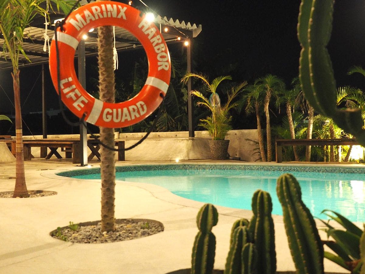 Teras tepi kolam renang