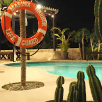 Teras tepi kolam renang