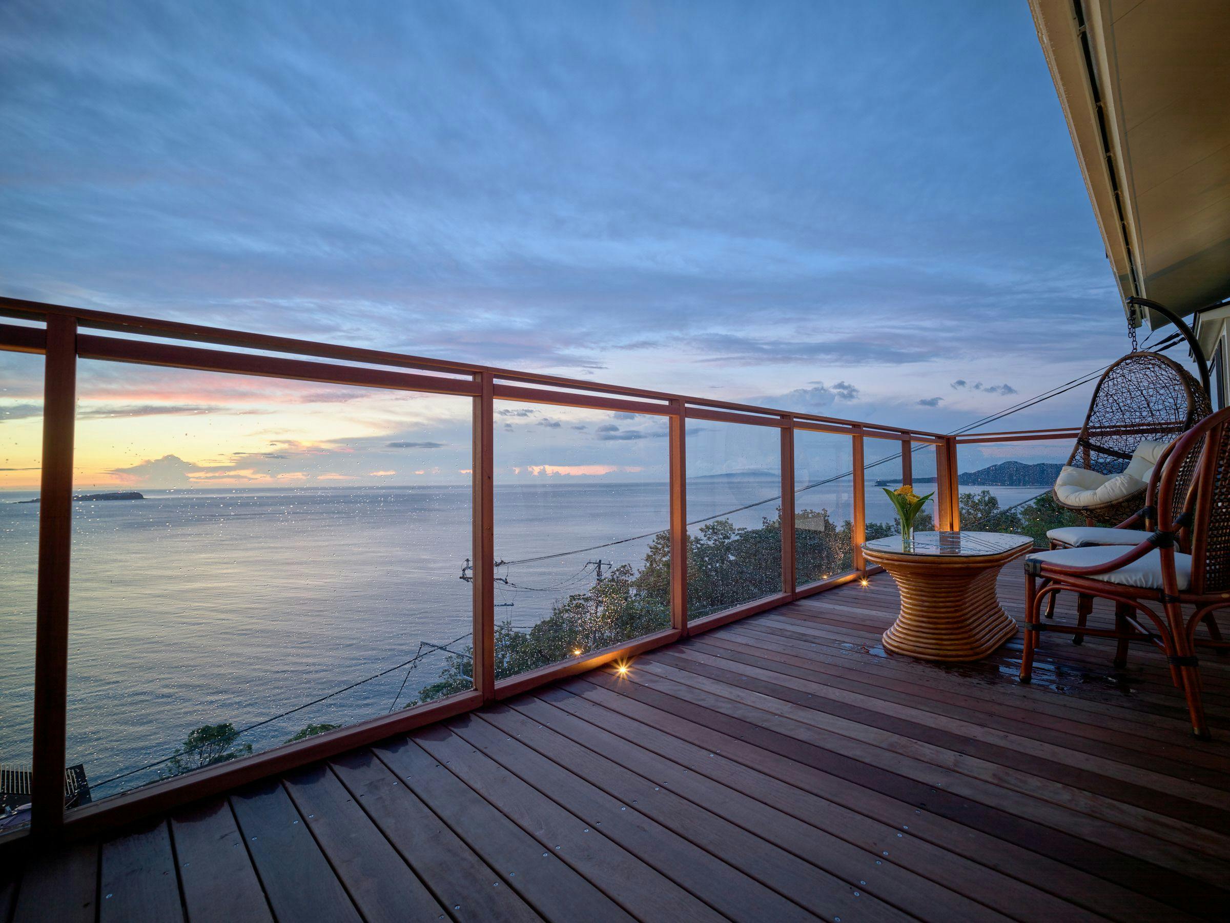 ดาดฟ้าระเบียงชมวิวที่เชื่อมต่อจากห้องนั่งเล่น