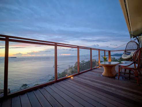 ดาดฟ้าระเบียงชมวิวที่เชื่อมต่อจากห้องนั่งเล่น