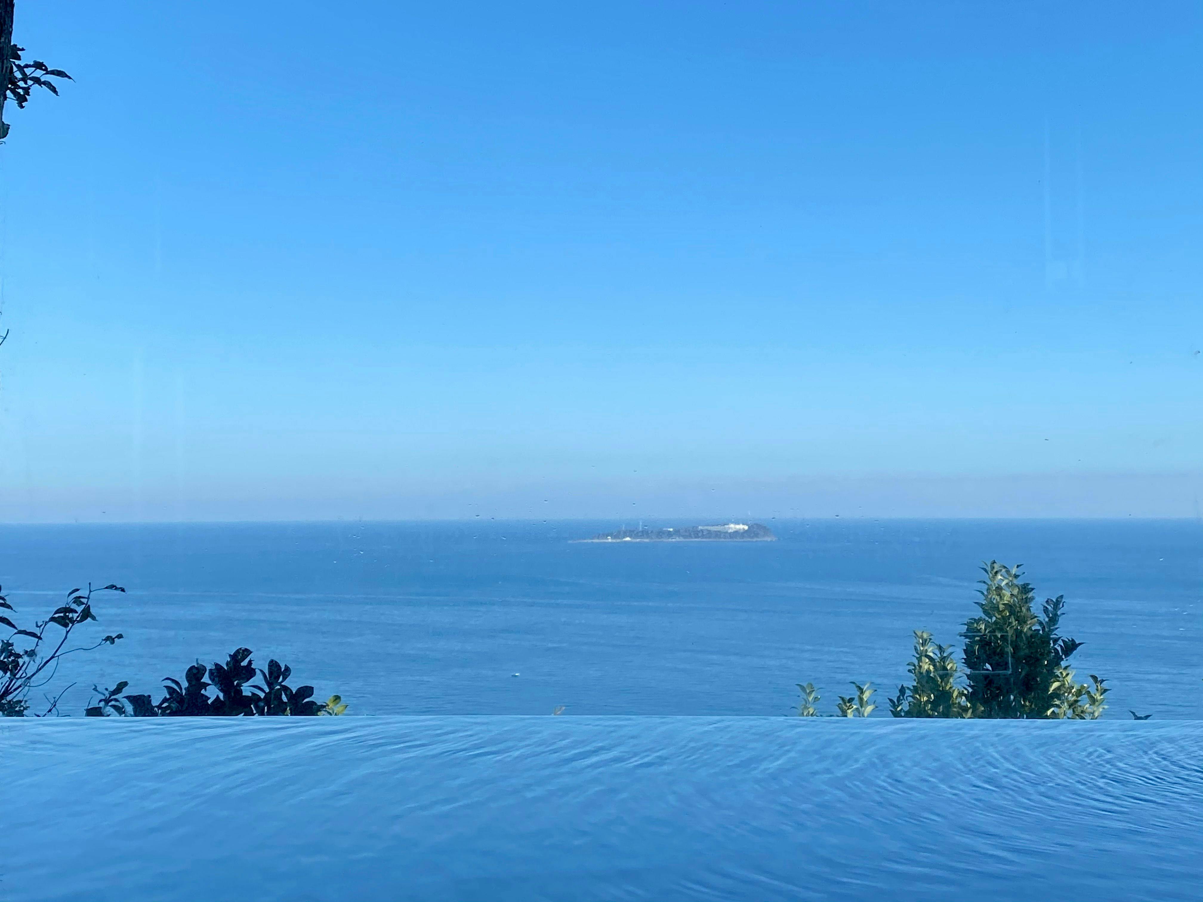 ทะเลสีฟ้าที่ทอดยาวออกไปหลังห้องอาบน้ำ