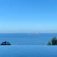 ทะเลสีฟ้าที่ทอดยาวออกไปหลังห้องอาบน้ำ