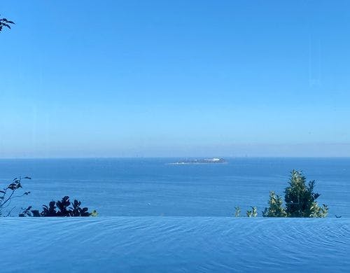お風呂の向こうに続く青い海