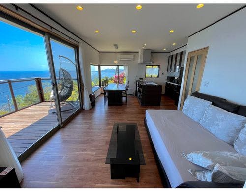 明るい18畳のLDKからも海一望