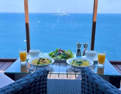 パノラマ海眺望のテラスでブランチ