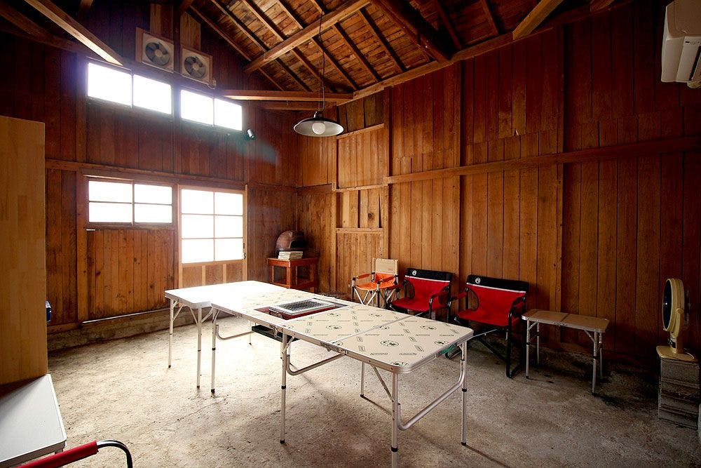 ไม่ต้องกังวลแม้ฝนตก ลอดจ์บาร์บีคิวที่มีหลังคา.