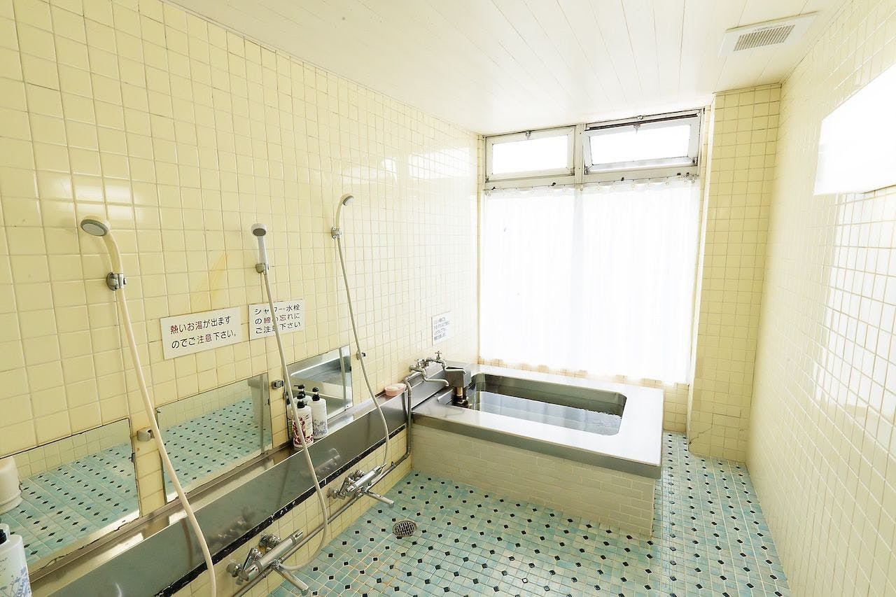 Kolam mandi pemandangan khas wanita