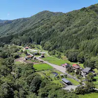 【Eksterior】 Terletak di lembah yang tenang.