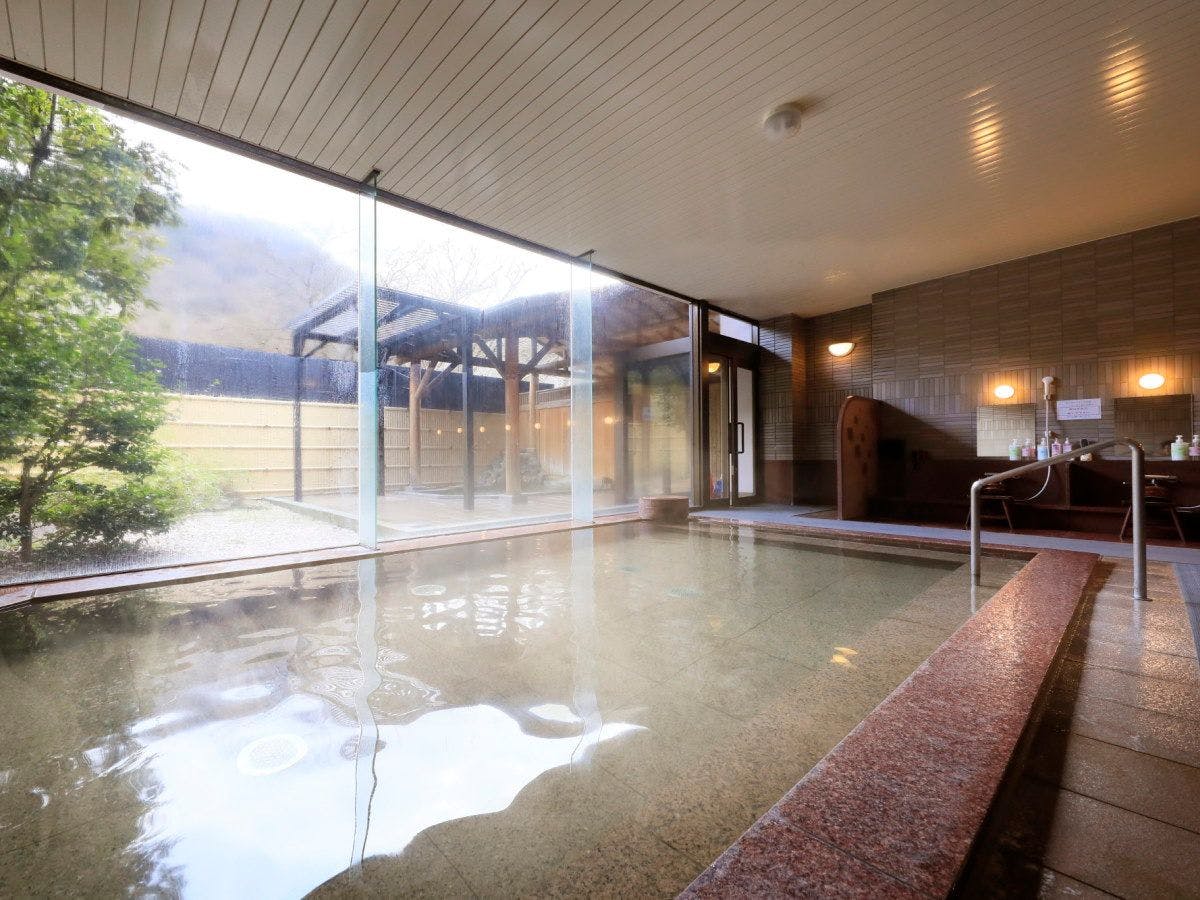 【대욕장 여성탕】부드러운 감촉의 온천수