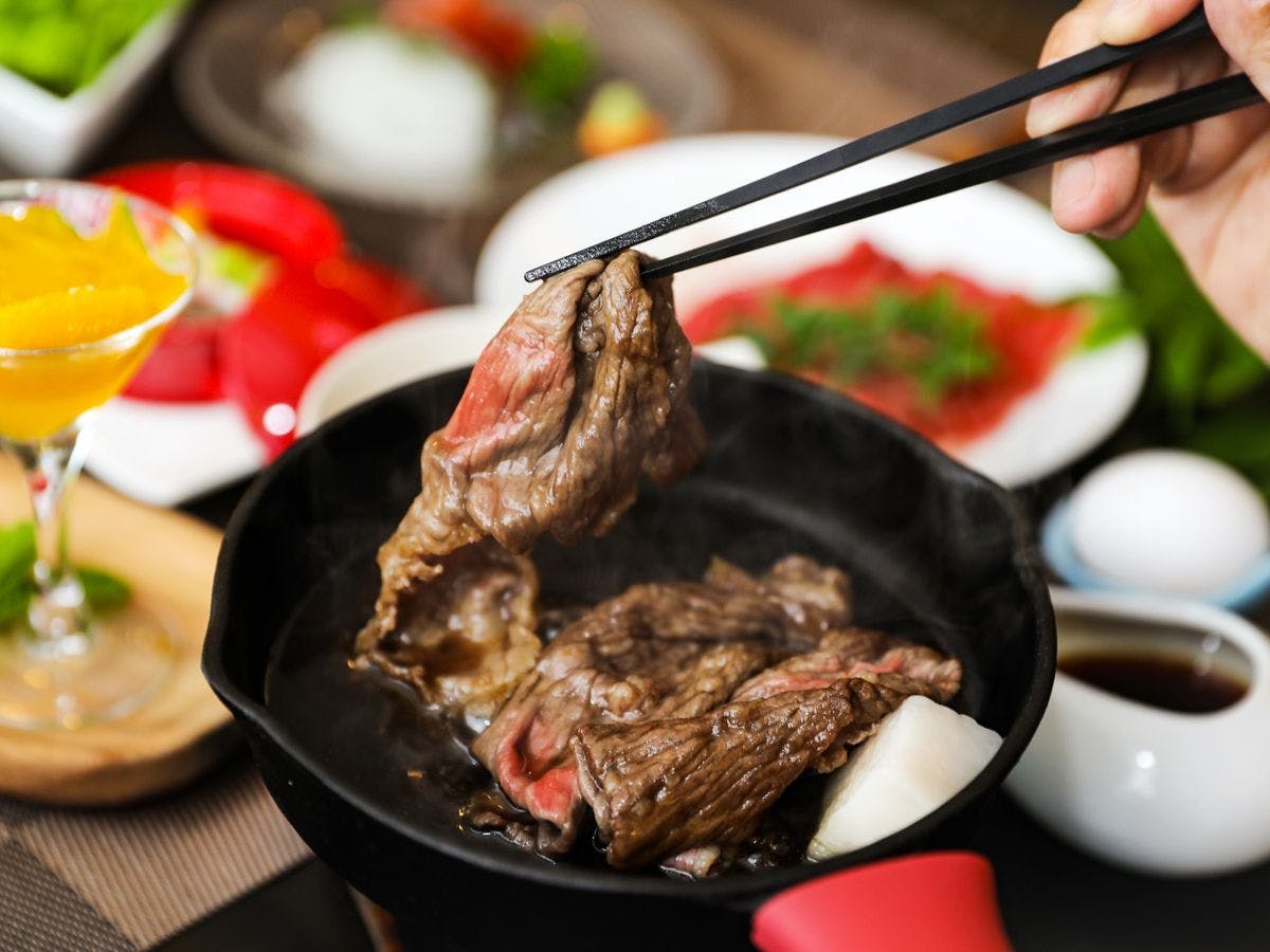 สุกี้ยากี้ "ทาจิมะ เก็น" ที่ปรุงในกระทะเหล็ก