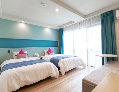 大型ＴＶとデスク、金庫