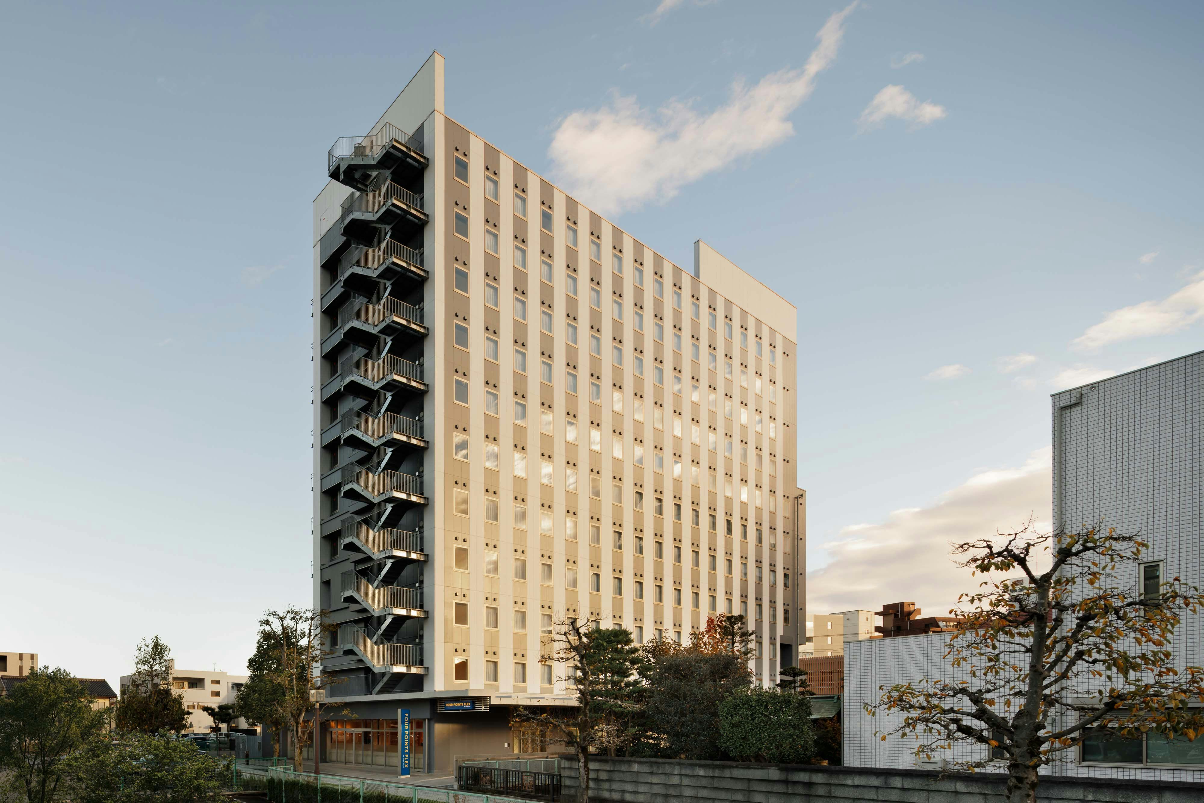 ภายนอก (กลางวัน)