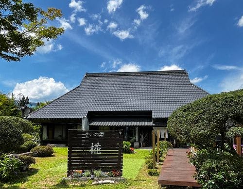 施設の正面から