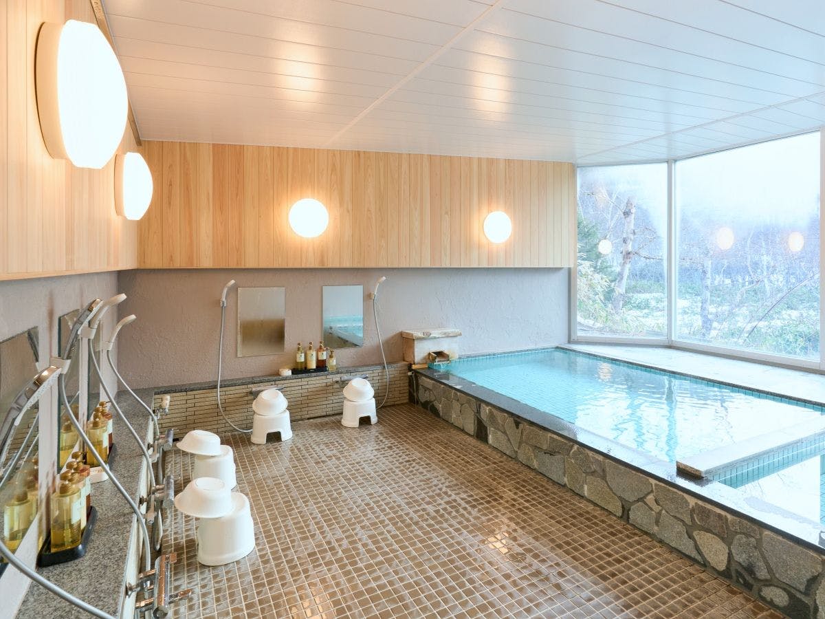 *【ห้องอาบน้ำรวม (ชาย)】วิวด้านนอกเป็นป่าเบิร์ช