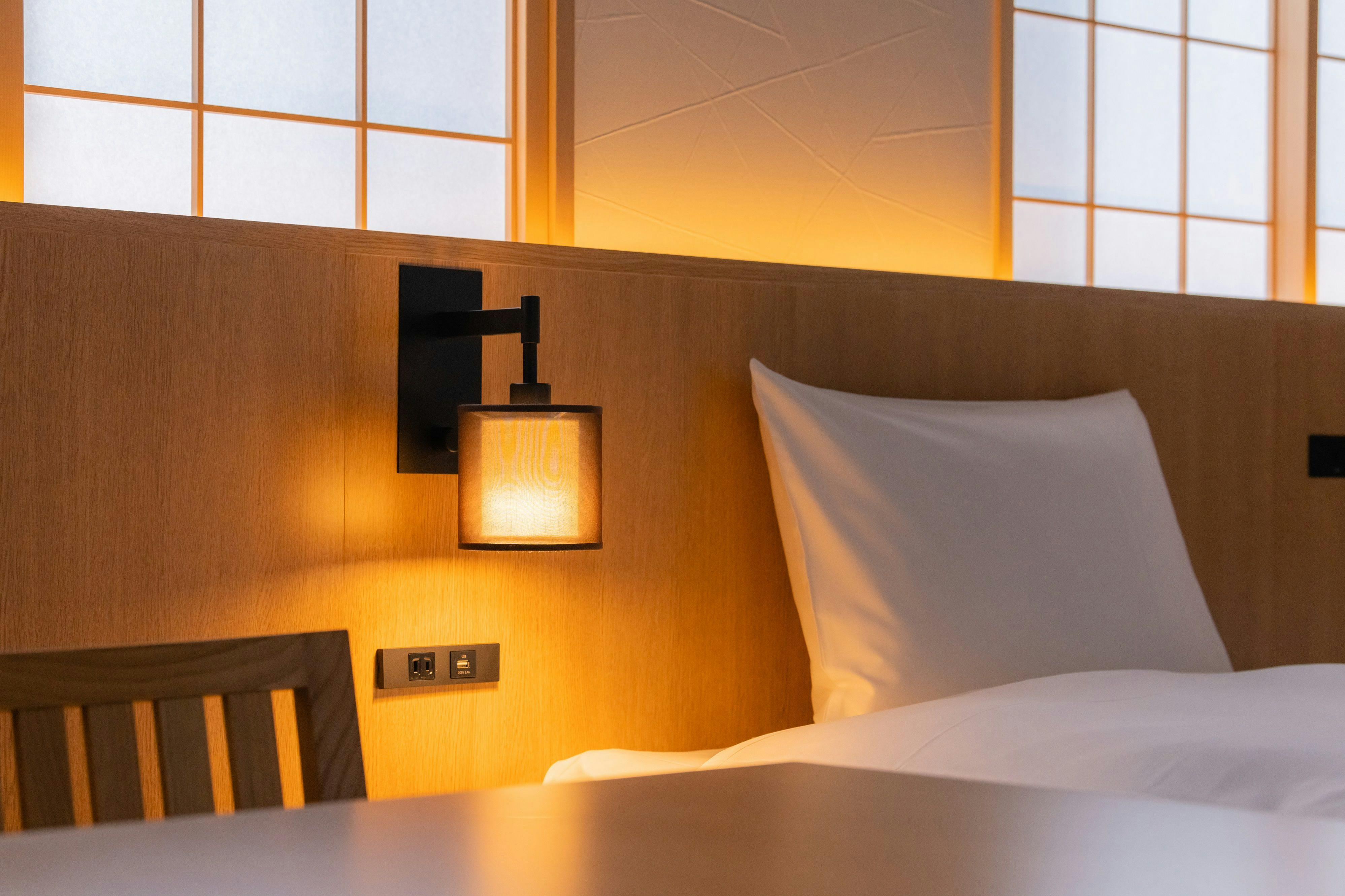 침대 머리맡 이미지